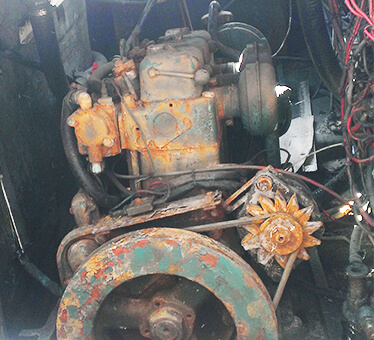 moteur usagé et rouillé